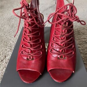 Pre Owned Vince Camuto Chiane Raven Red Giglio Leather Size 8.5 M